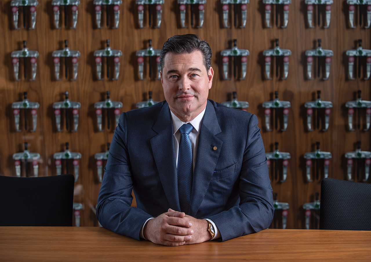 Portrait Michael Kleinbongartz vor einer Wand mit Abziehern