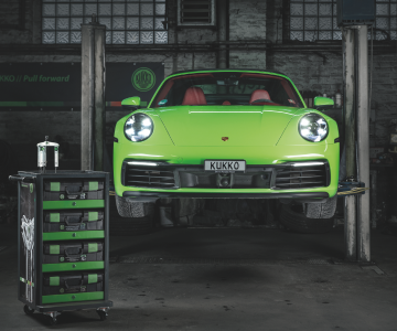 Ein grüner Porsche auf der Hebebühne