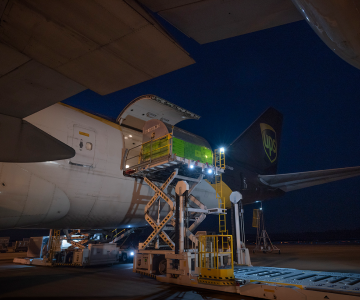 Ein Kukko Container wird in ein Flugzeug verladen