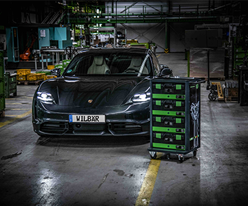 Ein Porsche Taycan in der Kukko Werkstatt